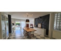 Gran chalet unifamiliar de 360 M2 en magnífica parcela esquinera con fantásticas vistas del mar