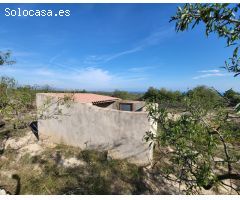 Finca de 36.169 M2, con dos casetas de aperos y vistas al mar