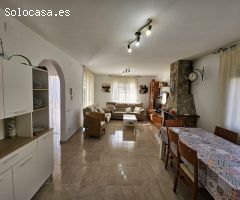 Chalet unifamiliar de 124 M2, en parcela de 421 M2 con piscina, a un km de la playa