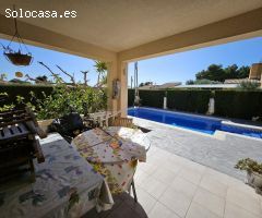 Chalet unifamiliar de 124 M2, en parcela de 421 M2 con piscina, a un km de la playa