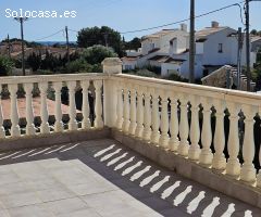 Chalet unifamiliar de 124 M2, en parcela de 421 M2 con piscina, a un km de la playa