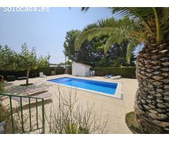Magnífico chalet de 150 M2, con piscina privada y a tan solo 900 metros de las playas