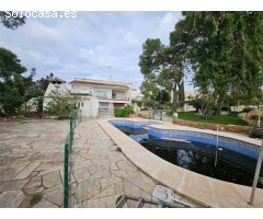 Amplia casa de 225 M2 con doble parcela de 1639 M2 y piscina privada