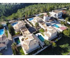 Exclusivo conjunto de 4 chalets con piscina, jardín privado y licencia turística en la Costa Dorada