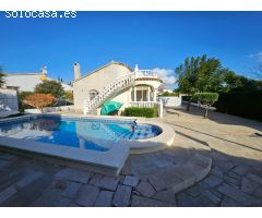 Encantador Chalet con Piscina y Jardín Privado en la Costa Dorada