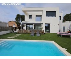 Moderna y Autosuficiente Casa Unifamiliar en l’Ametlla de Mar con Piscina y Energía Solar