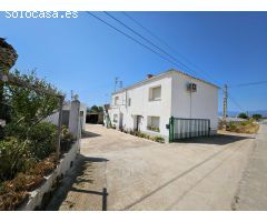 Finca de 6.000 M2, plana y vallada con casa unifamiliar y otros anexos de 262 M2
