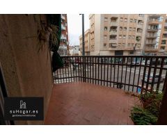 Piso con estupendo patio en plena Avenida Principal de San Roque