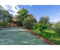 CHALET EN SUELO RUSTICO CON PISCINA Y VISTAS ESPECTACULARES