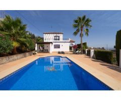 CHALET CON PISCINA Y BARBACOA. ESPECTACULARES VISTAS