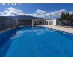 CASA DE CAMPO CON PISCINA, TRASTERO Y ESTABLO PARA CABALLOS