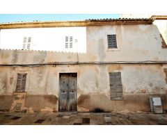 Casa en el centro de Muro con mucho carácter mallorquín, jardín y garaje.