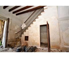 Casa en el centro de Muro con mucho carácter mallorquín, jardín y garaje.