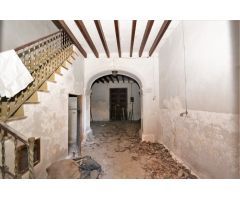 Casa en el centro de Muro con mucho carácter mallorquín, jardín y garaje.