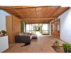 Casa de muy céntrica con gran garaje y jardín.