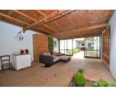 Casa de muy céntrica con gran garaje y jardín.
