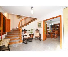 Casa de muy céntrica con gran garaje y jardín.