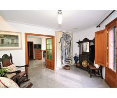 Casa de muy céntrica con gran garaje y jardín.