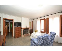 Casa de muy céntrica con gran garaje y jardín.