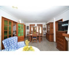 Casa de muy céntrica con gran garaje y jardín.