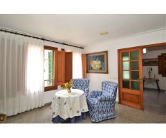 Casa de muy céntrica con gran garaje y jardín.