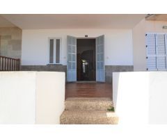 Casa de dos plantas en frente del mar