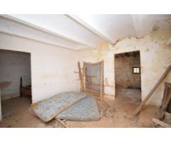 Gran finca con posibilidad de reformar vivienda.