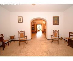 Casa de pueblo con amplio jardin en Petra
