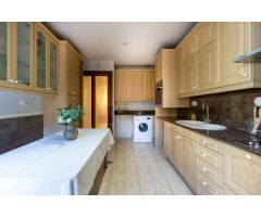 ¡CASA CON GARAJE EN ZONA HOSTAFRANCS!