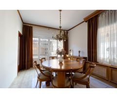 ¡CASA CON GARAJE EN ZONA HOSTAFRANCS!