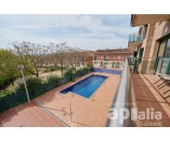CON PISCINA COMUNITARIA Y PLAZA DE PARQUING