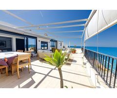 Ático en 1º línea de playa con terraza de 144m² y vistas panorámicas