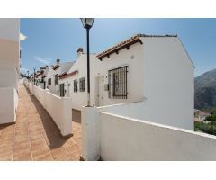 Lentegí.Casa adosada con dos plantas. 2 dormitorios. Baño y 2 aseos. Terraza. Parking