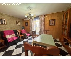 Casa con patio y garaje en zona Gallinero