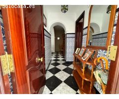 Casa con patio y garaje en zona Gallinero