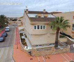 Se vende precioso chalet en Santiago de la Ribera con amplio sótano, jardín y terraza