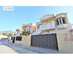 Chalet independiente de 5 dormitorios con piscina privada.