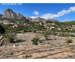 ¡Oportunidad única en Polop! Terreno rústico a la venta muy cerca del centro del pueblo.