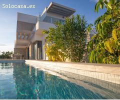 Promoción de obra nueva en Sierra Cortina: villas independientes con piscina privada.