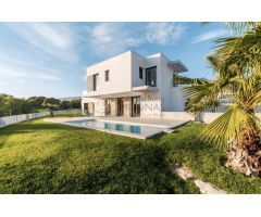 Promoción de obra nueva en Sierra Cortina: villas independientes con piscina privada.