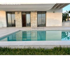 Promoción de obra nueva en Sierra Cortina: villas independientes con piscina privada.