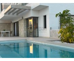 Promoción de obra nueva en Sierra Cortina: villas independientes con piscina privada.