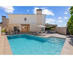 Villa moderna con piscina, elegancia y comodidad en cada rincón
