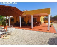 ¡Oportunidad Única! Encantador Chalet con Amplia Parcela en Alicante.