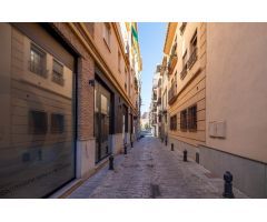 Casa exclusiva junto a Acera del Darro. Pleno centro de Granada. Seminueva y con ascensor propio