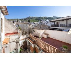 Casa con encanto a reformar en plena Cuesta del Chapiz. Patio, varias terrazas y mucho más