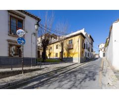 Casa con encanto a reformar en plena Cuesta del Chapiz. Patio, varias terrazas y mucho más