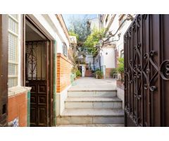 Casa con encanto a reformar en plena Cuesta del Chapiz. Patio, varias terrazas y mucho más