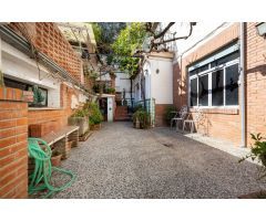 Casa con encanto a reformar en plena Cuesta del Chapiz. Patio, varias terrazas y mucho más