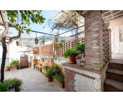 Casa con encanto a reformar en plena Cuesta del Chapiz. Patio, varias terrazas y mucho más